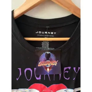 Journey Women’s Large NWT Graphic Band T-Shirt Black Striped Sleeve Rock Tee thumbnail 3