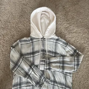 American Eagle plaid hooded flannel  thumbnail 1