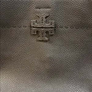 Source Unknown BLACK PEBBLED FAUX LEATHER HANDBAG/CROSSBODY T DESIGN GOLD TONED HARDWARE thumbnail 3