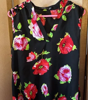 FINAL MARKDOWN Cure Floral Sleeveless Top with V-Neck Medium thumbnail 1