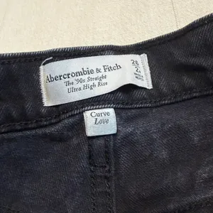 Abercrombie & Fitch | The 90s Straight Jeans Black‎ | Women's 26/2R Curve Love thumbnail 6