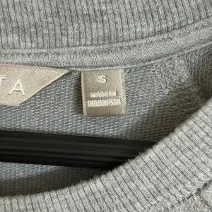Athleta Gray Modal Crossover Tulip Hem Raglan Long Sleeve Sweatshirt Small thumbnail 4