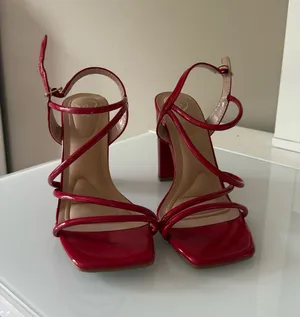 Red Heels Windsor thumbnail 1