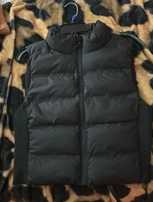 black sleeveless puffer jacket Size L thumbnail 1