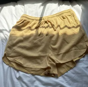 Shorts Yellow Size M thumbnail 1