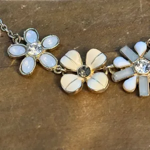 Liz Claiborne gold tone flower necklace thumbnail 3