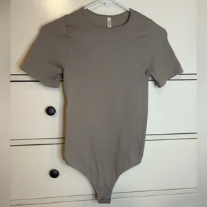 Aritiza Babaton Ribbed Taupe Bodysuit Size Large thumbnail 1