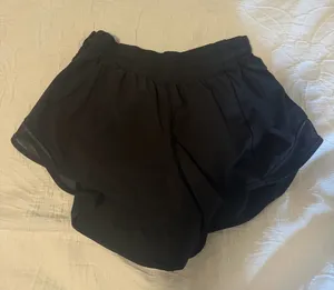 Lululemon Hotty hot 2.5” shorts thumbnail 1