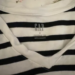 Gap black and white long sleeve  thumbnail 3