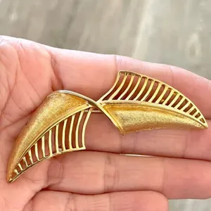 Vintage gold tone brooch thumbnail 2