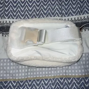 Lululemon Athletica 2L white fleece belt bag *BRAND NEW‎ WITH TAGS* thumbnail 3