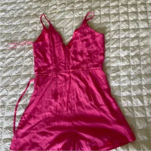 Superdown Karen hot pink side tie romper Xs‎ thumbnail 9