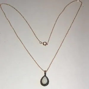 Vintage Gold Filled White Iridescent Flakes Dainty Teardrop Necklace thumbnail 3