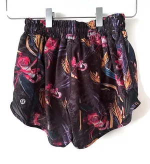 Lululemon Hotty Hot Shorts Size 2 thumbnail 1