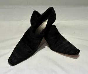 Like NEW Liz Claiborne black textured pointed-toe heels Size 9 thumbnail 1