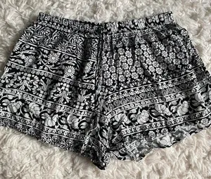 Black And White Shorts Size M thumbnail 3