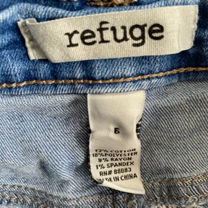 refuge Distressed Button Front Jean Shorts
Size‎ 6 thumbnail 7
