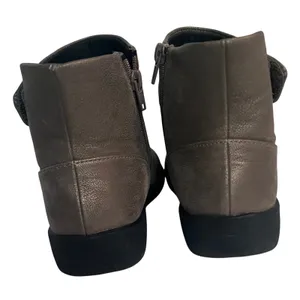 Clarks‎ Cloudsteppers Ankle Boot Women 8 Taupe Ruched Side Zip Wedge Bootie thumbnail 4