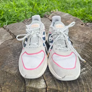 Adidas Womens 90s Valasion Running Shoes size 8 thumbnail 2