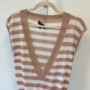 Bebe 2010s Rose Gold Metallic Striped Deep V-Neck Knit Top Sz Small Short Sleeve thumbnail 3