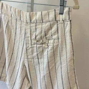 Old Navy Taylor Extra High-Rise Striped Linen Blend Shorts Cream Navy Small thumbnail 4