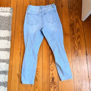 Good American Distressed Light Wash Cropped Jeans Size 12 / 31 thumbnail 3