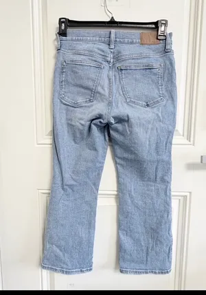 ✨ Madewell Mid-Rise Kick Out Jeans - Size 26P (Petite) ✨ thumbnail 5
