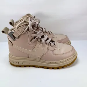 Womens Nike Air Force 1 Utility Fossil Stone 2.0 Trail Boot Snow DC3584 200 Sz 8 thumbnail 3