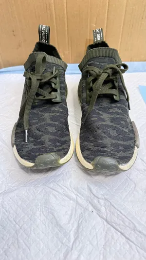 Men’s Adidas Sneakers Shoes Size 8.5 thumbnail 2