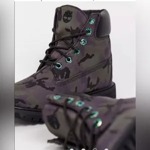 Timberland 6 “ iridescent waterproof boot in black camo matte leather Camo Boots thumbnail 3