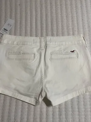 Hollister Cream Flat-Front Women’s Shorts thumbnail 4
