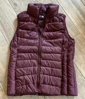 UniQlo Burgundy‎ Vest Size Small thumbnail 1