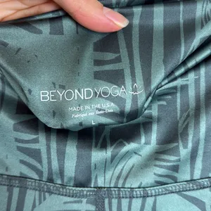 Beyond Yoga Lux Supplex High Waisted Ankle Palm Print Leggings‎ in Green Size L thumbnail 5