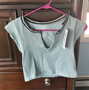 Urban Outfitters Croptop thumbnail 1