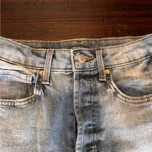 Wild Fable Medium Wash Denim Jeans with Ripped Knee Size 2 thumbnail 5