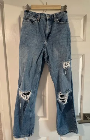 Ripped Jeans thumbnail 1