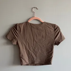 Aritzia brown taupe short sleeve babaton contour crop top thumbnail 2