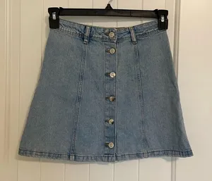 H&M Divided‎ women’s button up light wash denim miniskirt — size 2 thumbnail 1