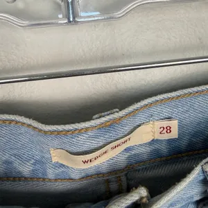 Levi's‎ Wedgie Short Light Wash Denim Jean Cut Offs Distressed Y2K Size 28 thumbnail 6