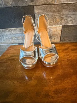 Lauren Lorraine Silver Metallic Peep-Toe Wedge Sandals Size 6 thumbnail 4