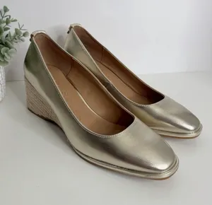 NEW Aerosoles Aurora Leather Wedges Gold Metallic Round Toe Size 9M Casual thumbnail 1