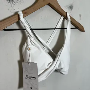 BUFFBUNNY NWT- Glow Sports Bra White Athletic Gym Training Running CrossFit Yoga thumbnail 4