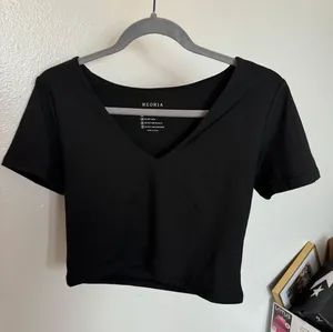 Cropped Black Shirt Size L thumbnail 1