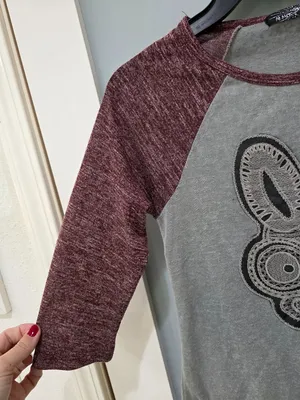 Almost Famous Bunny Graphic Raglan Tee –‎ Women’s Small Grey & Burgundy thumbnail 5