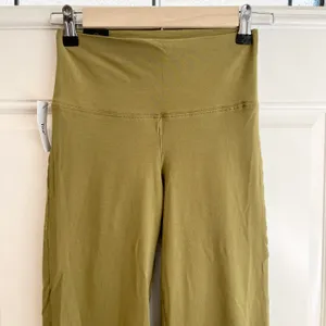 Aritzia chill atmosphere bell high-rise legging thumbnail 4