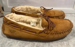 UGG Australia Women's Dakota 5612 Chestnut Sheepskin Moccasins Slippers Sz 8 thumbnail 1