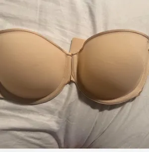SKIMS Weightless Strapless Bra thumbnail 3