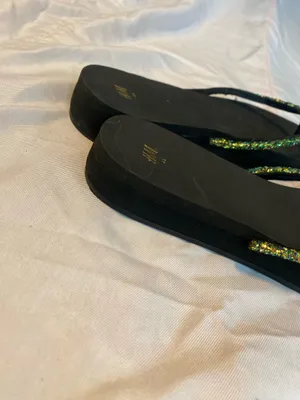 H&M black flip flops thumbnail 3