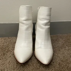 Chinese Laundry White Snakeskin Ankle boots thumbnail 2