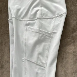 90degree by Reflex biker shorts with side pockets. Size XS. Color light gray. thumbnail 4